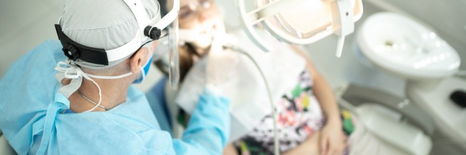 especialista em implante dentário